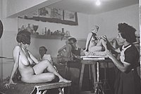 Jóvenes artistas estudiando escultura en Tel Aviv, 1946.