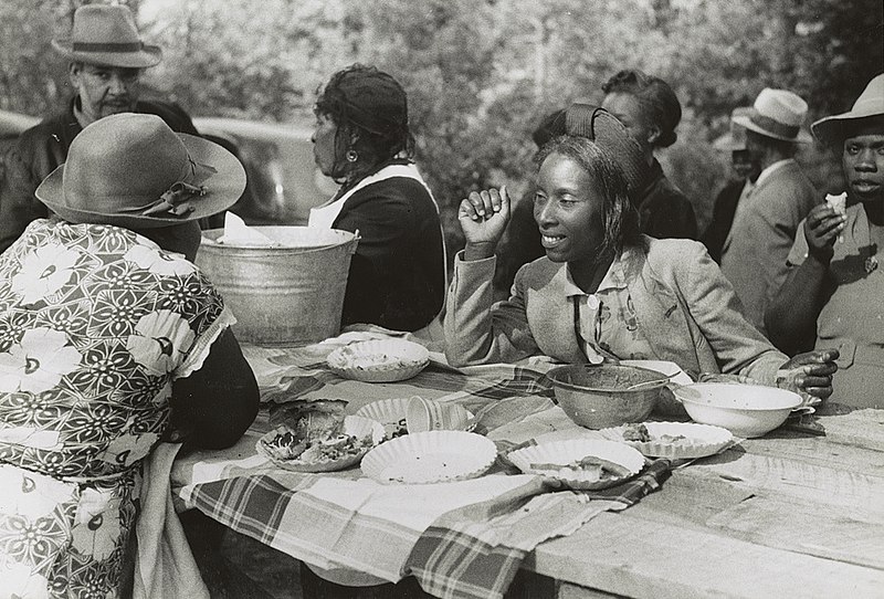 File:Yanceyville (vicinity), N.C. An outdoor picnic being held during the noon intermission of a meeting of ministers and deacons of the Negro church.jpg