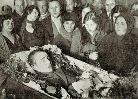 Tập_tin:Yesenin_in_coffin.jpg