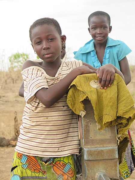 File:Young girls goes out to find out water for their homes.jpg