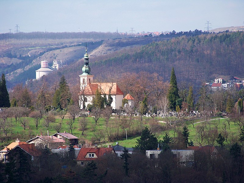 File:Zbraslav, kostel svatého Havla, cementárna Radotín.jpg