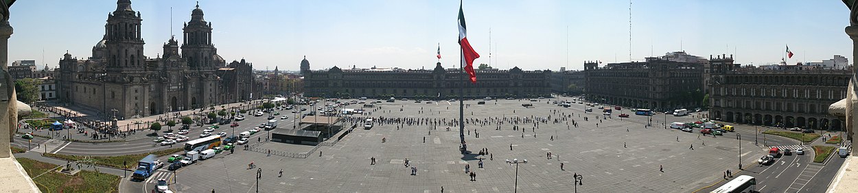 Zócalo, Mexikóváros főtere. Balra a katedrális, szemben a Nemzeti Palota.