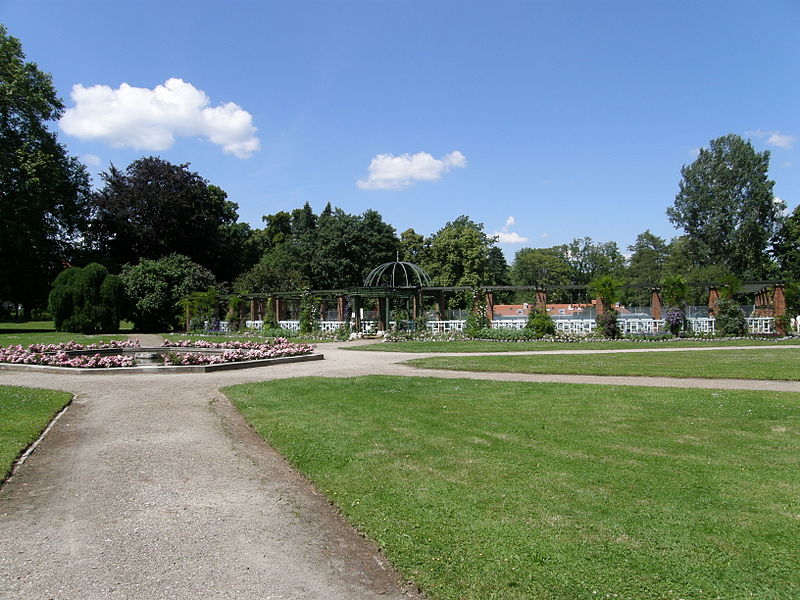 File:Łańcut palace - old tennis court - pergola.jpg