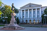 Das Lomonossow-Denkmal und Hauptgebäude der Nationalen Bergbauuniversität der Ukraine