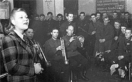 Выступление Клавдии Шульженко перед бойцами. Ленинградский фронт, 1941 год.jpg