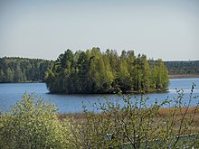 Una delle isole al centro del lago