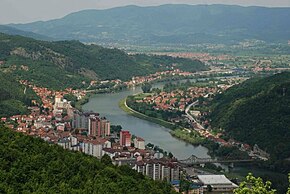 Слева — боснийский город Зворник, справа — сербский Мали-Зворник