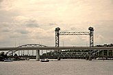 Темерни́цкий ( Си́верский) автомобильный и разводной железнодорожный мосты через реку Дон в городе Ростов-на-Дону.jpg