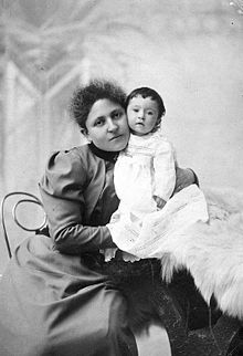 צילום עם ילדתה, נלי, בשנת 1893