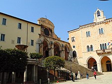 De Santa Maria Annunziata-bazilieke mè reks 't Palazzo Communale