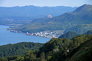 昭和新山と洞爺湖温泉街（左は洞爺湖、右は有珠山）