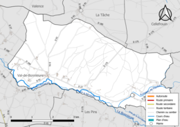 Carte en couleur présentant le réseau hydrographique de la commune