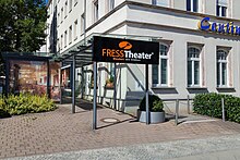 Eingang zum „Fress-Theater“ am Bahnhofsvorplatz