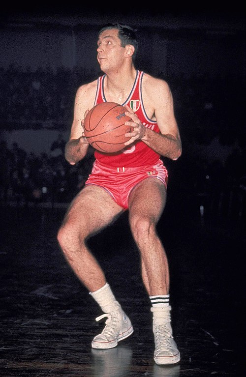 Bradley playing for Olimpia Milano in the 1965–66 season
