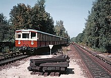 S-Bahn-Zug Baureihe 275 der BVG (bereits für die Rückfahrt beschildert) bei der Einfahrt aus der noch eingleisigen Strecke in den Bahnhof (1986)