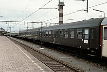 Internationaler Reisezug im Bahnhof Hoek van Holland Haven, 1991. Der dritte und vierte Wagen von rechts sind die beiden Schlafwagen von und nach Moskau