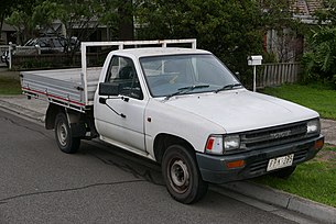 1991 Toyota HiLux (RN85R) 2-ovinen ohjaamon alusta (2015-07-10).jpg