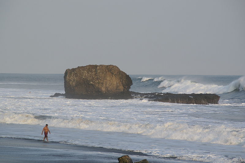 File:2010.05.05.172922 El Tunco El Sunzal El Salvador.jpg