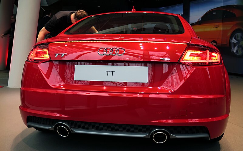 File:2014 Weltpremiere Audi TT Coupe 2.0 TFSI quattro S tronic 169 kW Tangorot Heckansicht.jpg