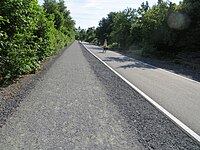 Blick auf die 2015 eröffnete Teilstrecke Mülheim – Essen. Links der hier noch geschotterte Gehweg, rechts die 4 m breite Radfahrbahn.