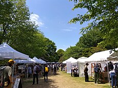 2023年（令和5年）春の益子陶器市のテント村「陶芸メッセ・益子」「芝生広場」[93]。