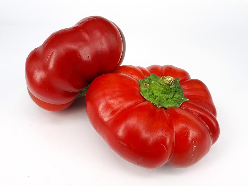 File:2 x Flat red bell pepper 2017 F.jpg