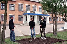 Грозинська загальноосвітня школа. Вид на головний вхід