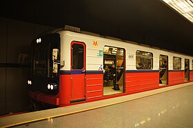 81-572 № 005 at station Ratusz Arsenał.jpg