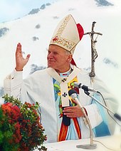 photo du pape Jean-Paul II avec le crucifix de sa crosse pontificale.