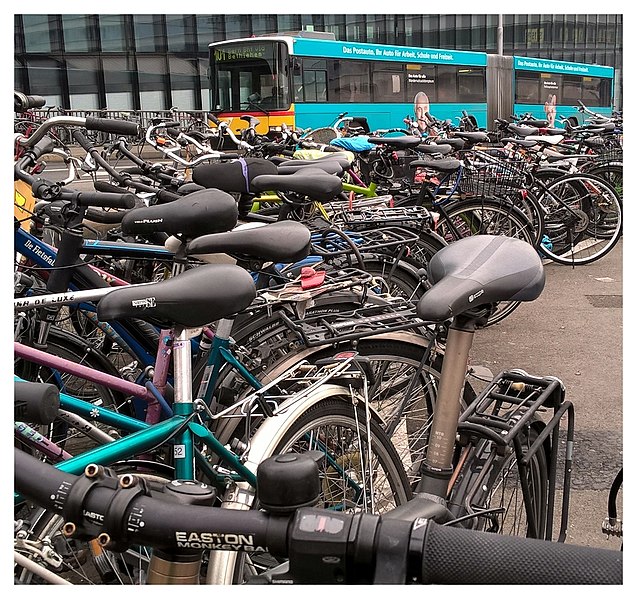 File:A Berne, on ne circule presque qu'en tramway ou en vélo... (35423378503).jpg