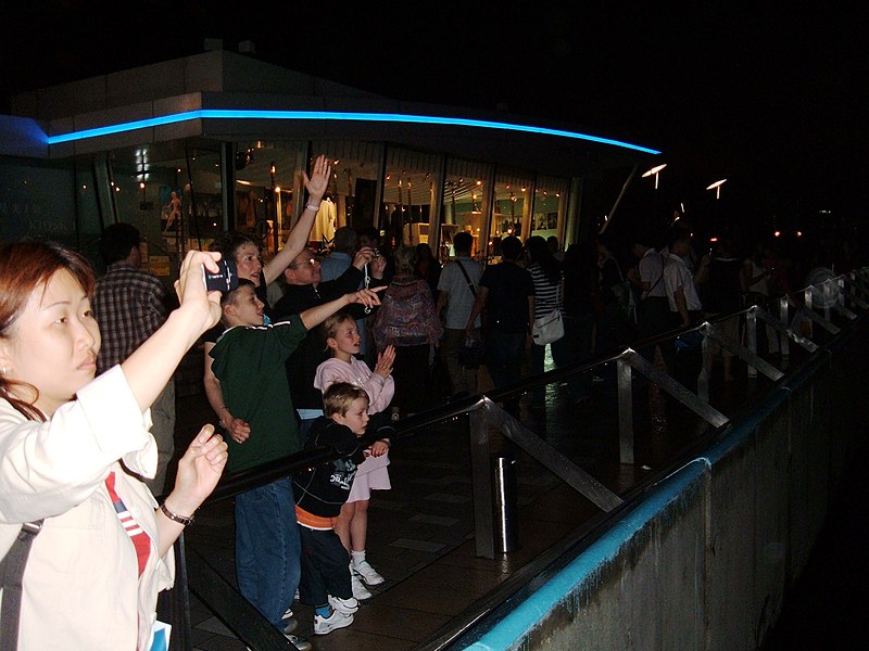 File:A Symphony of Lights crowd, Tsim Sha Tsui.JPG