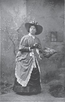 Herečka Annie Yeamans, c. 1896.png