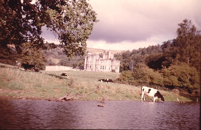 File:Airthrey Castle taken from near lake.jpg