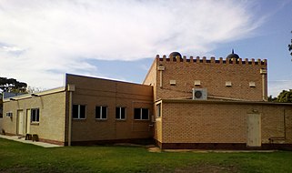 Pamja e pasme e xhamisë (djathtas) dhe qendrës së komunitetit (majtas)
