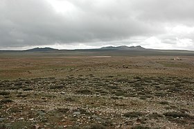 Vy över Jebel El Koudiate (i bakgrunden till höger).