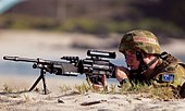 Ein australischer Soldat mit einem leichten Maschinengewehr F89 im Jahr 2010.jpg