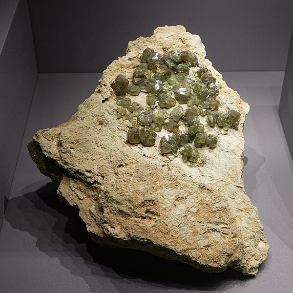 File:Andradite Antetezambato MNHN Minéralogie n2.jpg