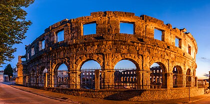 Vista do exterior da Arena de Pula durante o pôr do sol, um anfiteatro localizado em Pula, Croácia (definição 9 349 × 4 640)