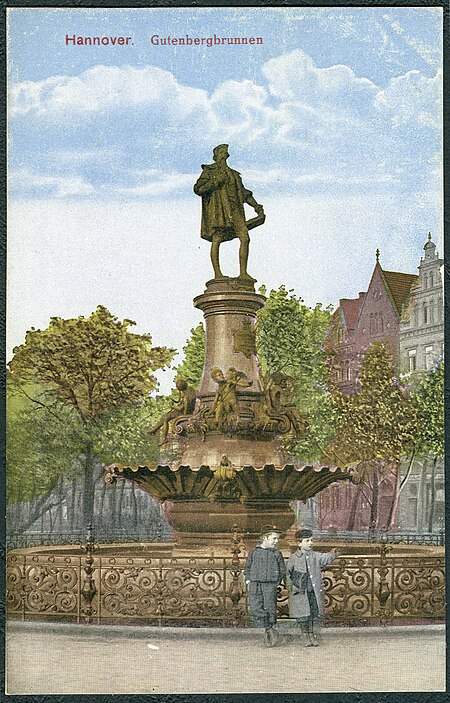 Anonymer Fotograf PC 0189 Hannover. Gutenbergbrunnen Theodor Schulzes Buchhandlung Bildseite koloriert
