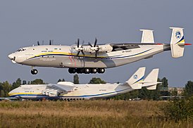 Ан-22 заходит на посадку в аэропорту Гостомеля.