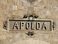 - Schriftzug "Apolda" auf dem Giebel des Bahnhofgebäudes