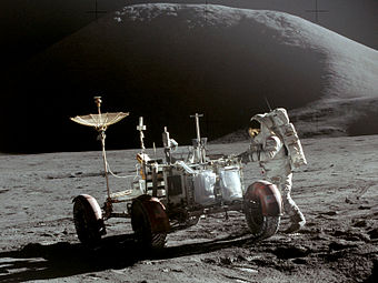 عربة قمرية 340px-Apollo_15_Lunar_Rover_and_Irwin