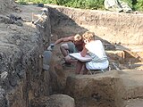 Раскопки ведут археологи НПЦ «Древности Севера» под руководством А. В. Суворова
