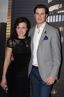 David Berry Kotiin takaisin -sarjan vastanäyttelijänsä Arianwen Parkes-Lockwoodin kanssa vuonna 2013.