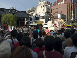 雷門前にて（2010年）