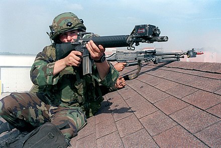 Рос 16. M16a2 морской пехоты. M16a2 Rifleman. M16a2 винтовка прицеливание. M16 спецназ.