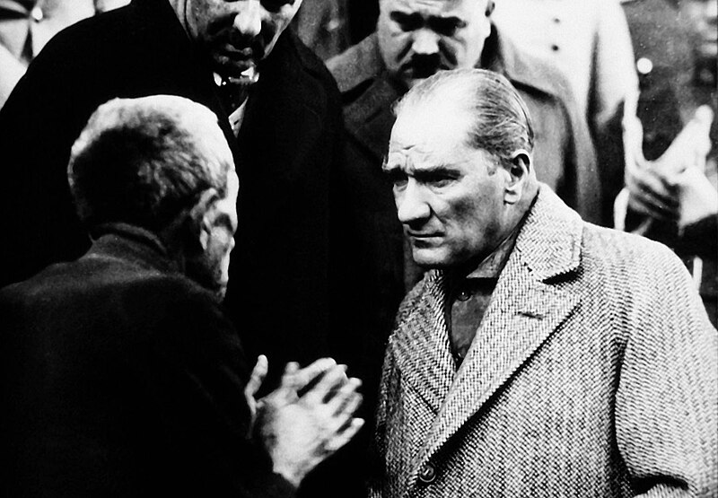 File:Atatürk Tokat'ta bir vatandaşı dinliyor (1930).jpg