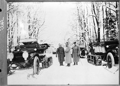 lossy-page1-240px-Automobile_mit_Schneeraupen_und_Skiern_ausger%C3%BCstet_-_CH-BAR_-_3241595.tif.jpg