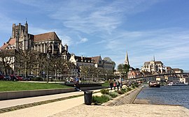 Auxerre, catedral y abadía junto al río Yonne