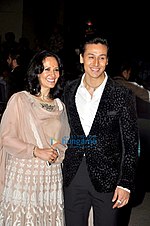 Thumbnail for File:Ayesha Dutt Tiger Shroff 60th Filmfare Awards.jpg